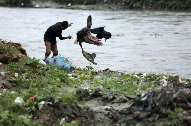 Apa Saja Dampak Membuang Sampah di Sungai