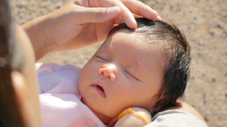 Mari Ketahui Waktu yang Tepat untuk Menjemur Bayi