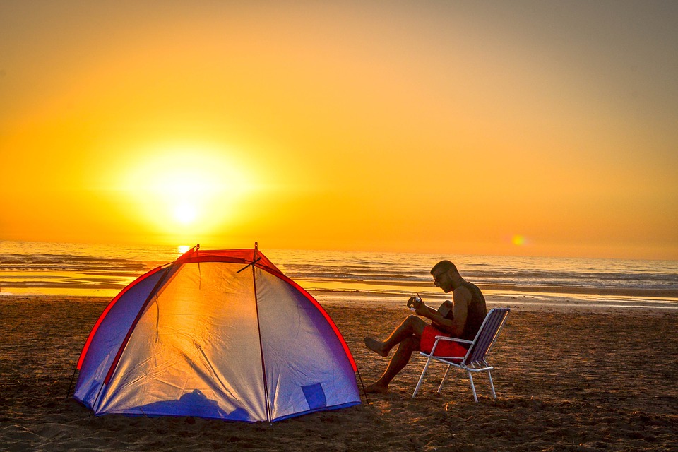 Barang-Barang Penting yang Harus Dibawa Saat Kemah di Pantai